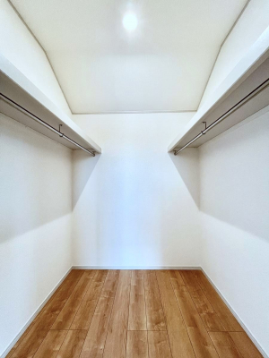 その他　内装～Walk-in Closet～　必要なものやコーディネートを一覧して確認でき、身支度や準備が短時間で済むウォークインクローゼットを設置しました。家の中をすっきりとさせる便利な収納スペースです。
