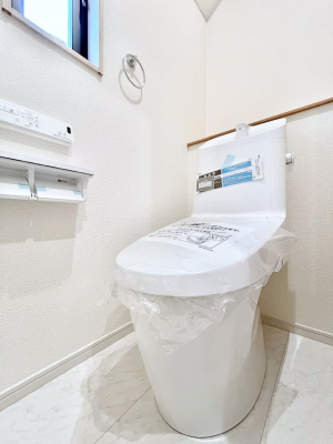 トイレ　内装～Toilet～　綺麗・スッキリ・快適なウォシュレット付トイレでくつろげる空間です。1、2階共にトイレスペース！採光もあり明るく、快適空間となっております♪毎日使う場所だからこその配慮です！