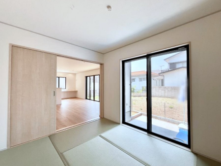 その他内観　内装～Japanese Room～　LDK隣接の和室は、アイロンがけなど奥様の家事スペースとして、また小さなお子様のいるご家庭ではお昼寝やおむつ替えの場としてご活用いただけます。