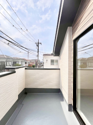 oRj[@`Balcony`  傫ȋɈ͂܂ꂽĈƁB  oRj[`ň|IȊJɕ܂܂B  oRj[͗z݂zc󕨂C悭Ƃł܂B