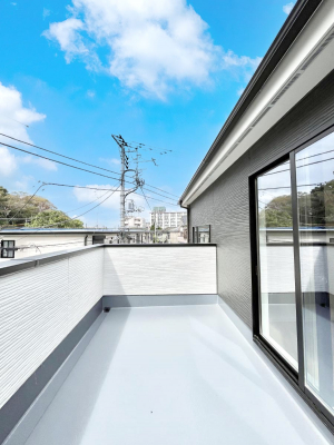 oRj[@`Balcony`@傫ȋɈ͂܂ꂽĈƁBoRj[`ň|IȊJɕ܂܂BoRj[͗z݂zc󕨂C悭Ƃł܂B