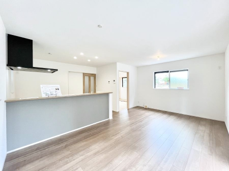 ���r���O�@���邢�z���������A�����̕��͋C�ɖ�������郊�r���O�E�_�C�j���O�B   