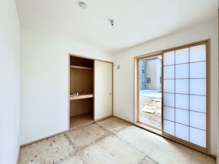 ���̑����ρ@�������P�������`Japanese Room�`�@LDK�אڂ̘a���́A�A�C���������Ȃǉ��l�̉Ǝ��X�y�[�X�Ƃ��āA�܂������Ȃ��q�l�̂��邲�ƒ�ł͂����Q�₨�ނւ��̏�Ƃ��Ă����p���������܂��B