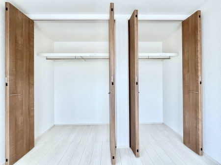 ���[�@�������P�������`Closet�`�@�ǖʃN���[�[�b�g������΃^���X��u���K�v���Ȃ��A�o������̂Ȃ��X�b�L����Ԃ��ێ��ł��܂��B����ꂽ�X�y�[�X��L���Ɋ��p�ł������B�ߗނ��̕i�Ȃǂ����Ղ���[�o���܂��ˁ�