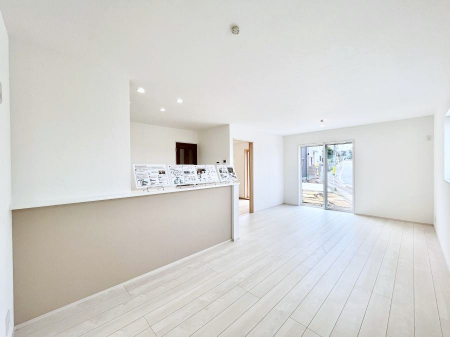 ���r���O�@�������P�������`Living�`�@�O���̗��Ȃ��V���v���ł�������LDK�B�傫�ȑ�������������������ނ̂Ŏ��������邭�A�Ƒ��̌e���̏�Ƃ��ăs�b�^���ł��B�J�����Ɠ�������̗ǂ��𐥔񂲗����������I