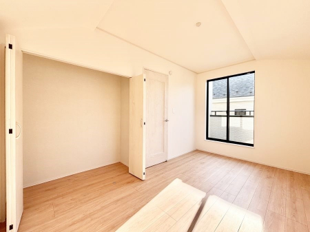 �Q���@������A�������`Bed Room�`  �S�����ɂ͎��[�N���[�[�b�g�������I���i�g���̂��m���⏬���͂������A�G�ߕ��̂��m���Ȃǂ���������Ɛ������ڂ����܂������܂��B������Ԃ��L���g�p�ł��܂��ˁB