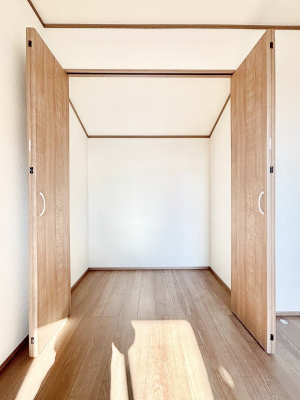 ���[�@�������������`Closet�`�@�ǖʃN���[�[�b�g������΃^���X��u���K�v���Ȃ��A�o������̂Ȃ��X�b�L����Ԃ��ێ��ł��܂��B����ꂽ�X�y�[�X��L���Ɋ��p�ł������B