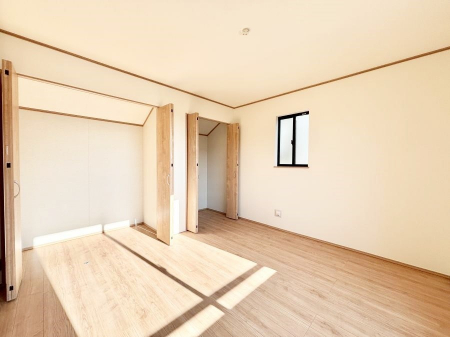 �Q���@������B�������`Bed Room�`�@�}���V�����ƈႢ�������������̂��ˌ��Ẵ����b�g�ł��B���Ƒ������������ƂŎ苷�Ɋ����Ă����Z�܂����ˌ��Ăł͊e�����v���C�o�V�[��ۂ��Ƃ��ł��܂��B