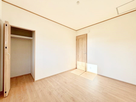 �q�������@������B�������`Bed Room�`�@�q�������͂��q�l�ɂƂ��đ�Ϗd�Ȗ���������܂��B�q����l�ŉ߂�����Ԃ�^���邱�ƂŁA�h���׋����Ԃ����R�Ƒ����܂����畔���̕Еt����|���Ȃǂ��������ƂɌq����܂��B