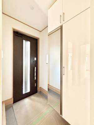 ���ց@������B�������`Entrance�`�@�h�A�̃X���b�g����z���������Ղ�Ǝ�荞�߂܂��B���邢���ւł��q�l�����}���o���܂��ˁB���[�X�y�[�X���L�x�Ȃ̂��������|�C���g�I�����Ƒ��𖾂邭�}���錺�ցB