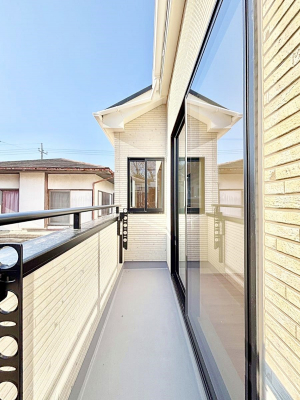 �o���R�j�[�@������B�������`Balcony�`�@�傫�ȋ�Ɉ͂܂ꂽ�C�����̂����ƁB�o���R�j�[��`�������ň��|�I�ȊJ�����ɕ�܂�܂��B��������ǍD�I���ꂽ���͂����󕨂��C�����悭�����܂��ˁ�