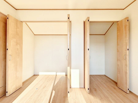 ���[�@������B�������`Closet�`�@�ǖʃN���[�[�b�g������΃^���X��u���K�v���Ȃ��A�o������̂Ȃ��X�b�L����Ԃ��ێ��ł��܂��B����ꂽ�X�y�[�X��L���Ɋ��p�ł������B