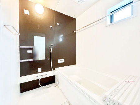 @Q`Bath Room`  LXƂ͋C̗ǂoX[B  qlƈꏏɂCɓy݁Avöy[W܂؂ȏuԁB  X̔tbVłłB