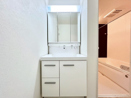 ʑEʏ@`Dressing Room`  FœꂳĂƁAXbLƐۂ܂B  ̗ɂ͂ՂƎ[Xy[XWI  ́AVv@\dāB