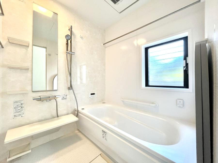 @`Bath Room`@ƑL΂ē邱Ƃ\I̔MdȃoX^CłBqlƂꏏł\ȍLȂ̂ŁArOƂ͈ƑcR̂ЂƎy݂܂B