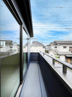 oRj[@`Balcony`  傫ȋɈ͂܂ꂽĈƁB  oRj[`ň|IȊJɕ܂܂B  oRj[͗z݂zc󕨂C悭Ƃł܂B