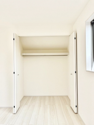 [@`Closet`@ǖʃN[[bg΃^XuKvȂAôȂXbLԂێł܂BꂽXy[XLɊpłBG߂̈ߗނ̕iȂǂՂ[o܂ˁ