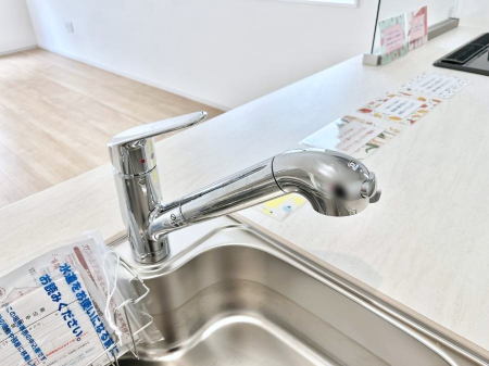 その他内観　いつでも清潔なおいしいお水を。一つの水栓で水道水と浄水を使い分け。
