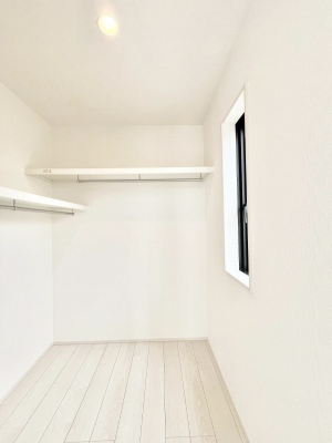 ̑@T`Walk-in Closet`@̗mĂVɂȂɂEH[NCN[[bgBmȊOɂAigȂƓdX[cP[XAXgbNiȂǉłЕtԂłB