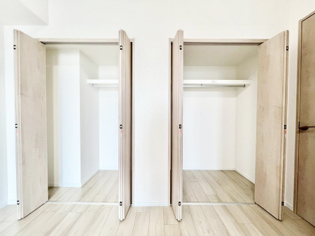 [@`Closet`@ǖʃN[[bg΃^XuKvȂAôȂXbLԂێł܂BꂽXy[XLɊpłBG߂̈ߗނ̕iȂǂՂ[o܂ˁ 