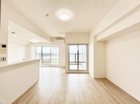 ̑ρ@`Living`  Ƒ̈̊LXƂXy[XBƑƉ߂Ԃ؂ɂɃsb^̂Ƃ̏ZԂłBqlĂSČAƑ̏΂ɂڂɕт܂B