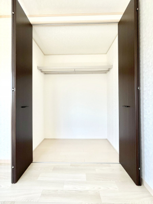 [@`Closet`@ǖʃN[[bg΃^XuKvȂAôȂXbLԂێł܂BꂽXy[XLɊpłBG߂̈ߗނ̕iȂǂՂ[o܂ˁ
