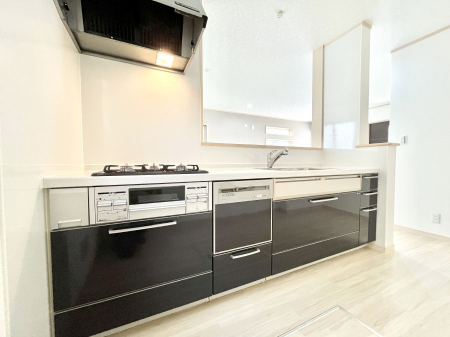 Lb`@`Kitchen`@beރrOAȂLb`BƂ́Ał͂ȂA炵AKɂꏊBΊ̖A炬̓X̂߂ɁAŐV̐ݔEdl̗pB