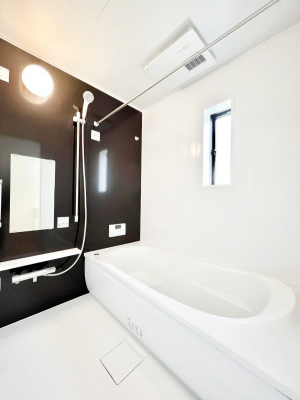 @`Bath Room`@t̃oX[́Ǎ薾邭C̗ǂԂłB邱ƂŁACǍDB芰oX[ŁÃoX^Cy݂ɂȂ肻łB