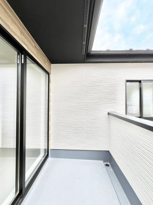 �o���R�j�[�@�����`Balcony�`�@������̃o���R�j�[�̑O�ɂ͉_�ȊO�ɑ��z���Ղ���̂�����܂���B�����󕨂������₷���A����薾�邭�C�����̂������������Ă��܂��B�g���₷���J���I�ȃo���R�j�[�ł���