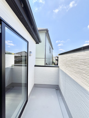 oRj[@P`Balcony`@傫ȋɈ͂܂ꂽĈƁBoRj[`ň|IȊJɕ܂܂BoRj[͗z݂zc󕨂C悭Ƃł܂B