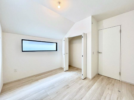 ���̑����ρ@�������Q�������`Bed Room�` �S�����ɂ͎��[�N���[�[�b�g�������I���i�g���̂��m���⏬���͂������A�G�ߕ��̂��m���Ȃǂ���������Ɛ������ڂ����܂������܂��B ������Ԃ��L���g�p�ł��܂��ˁB