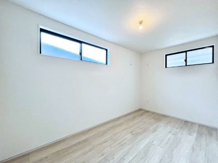 �q�������@�������Q�������`Bed Room�`�@�q�������͂��q�l�ɂƂ��đ�Ϗd�Ȗ���������܂��B�q����l�ŉ߂�����Ԃ�^���邱�ƂŁA�h���׋����Ԃ����R�Ƒ����܂����畔���̕Еt����|���Ȃǂ��������ƂɌq����܂��B