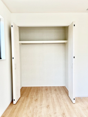 [@`Closet`@ǖʃN[[bg΃^XuKvȂAôȂXbLԂێł܂BꂽXy[XLɊpłBG߂̈ߗނ̕iȂǂՂ[o܂ˁ
