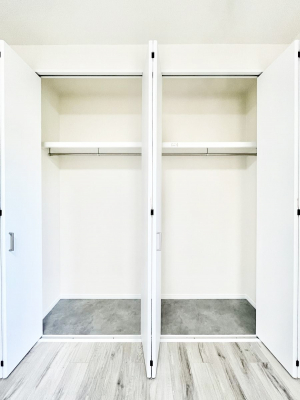 [@`Closet`@ǖʃN[[bg΃^XuKvȂAôȂXbLԂێł܂BꂽXy[XLɊpłBG߂̈ߗނ̕iȂǂՂ[o܂ˁ 