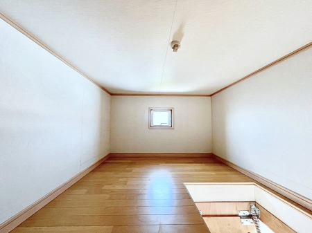 [@`Roof Floor`@̎[ɂ͍S܂Bq[[Bł󂢂ĂXy[X[ɂ邱ƂŁAʂ̂ȂԂoĂ܂BוɂSłI
