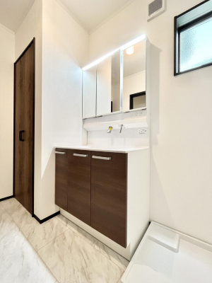 ʑEʏ@`Dressing Room`  FœꂳĂƁAXbLƐۂ܂B  ̗ɂ͂ՂƎ[Xy[XWI  ́AVv@\dāB