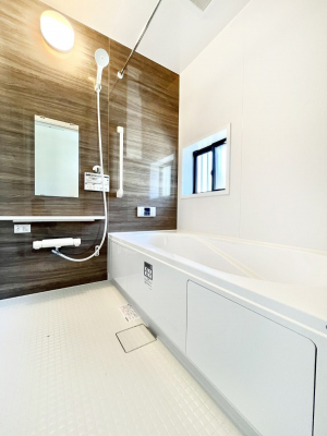 @A`Bath Room`@t̃oX[́Ǎ薾邭C̗ǂԂłB邱ƂŁACǍDB芰oX[ŁÃoX^Cy݂ɂȂ肻łB