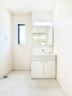 ʑEʏ@A`Dressing Room`  FœꂳĂƁAXbLƐۂ܂B̗ɂ͂ՂƎ[Xy[XWÍAVv@\dāB