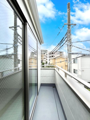 oRj[@`Balcony`  傫ȋɈ͂܂ꂽĈƁB  oRj[`ň|IȊJɕ܂܂B  oRj[͗z݂zc󕨂C悭Ƃł܂B