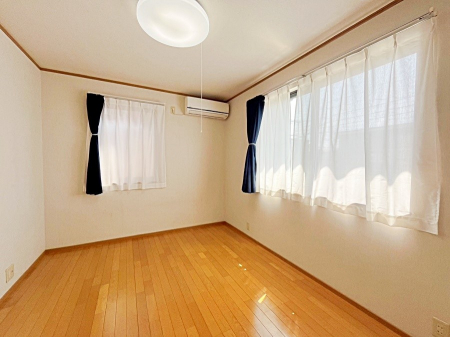 ̑ρ@`Bed Room`  2ʍ̌mۂ邢́AʂǂAϋSn̗ǂԂƂȂĂ܂B  ₩Ȍގɂ́A₩ȎԂ܂B  