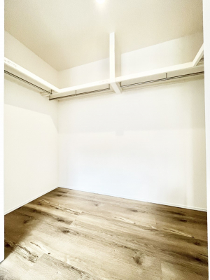 ̑@Q`Walk-in Closet`@̗mĂVɂȂɂEH[NCN[[bgBmȊOɂAigȂƓdX[cP[XAXgbNiȂǉłЕtԂłB