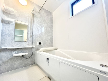 @`Bath Room`@t̃oX[́Ǎ薾邭C̗ǂԂłB邱ƂŁACǍDB芰oX[ŁÃoX^Cy݂ɂȂ肻łB