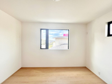 q@`Bed Room`@q͂qlɂƂđϏdȖ܂Bqlŉ߂Ԃ^邱ƂŁAh׋ԂRƑ܂畔̕Еt|ȂǂƂɌq܂B