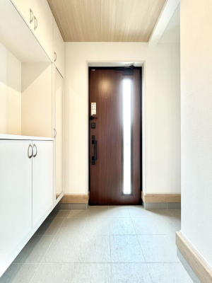 玄関　明るい玄関はお客様をお出迎えするのにぴったりです！ 