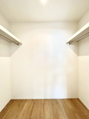 その他　ウォークインクローゼット付きで生活空間を広く利用できます。