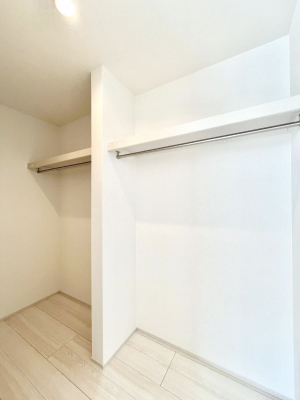その他　ウォークインクローゼット付きで生活空間を広く利用できます。