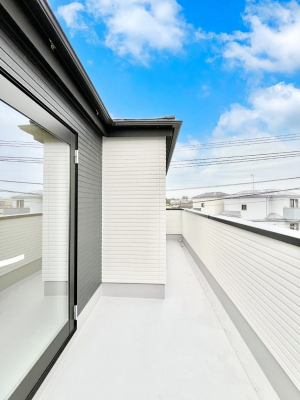 �o���R�j�[�@�������Q�������`Balcony�`�@�傫�ȋ�Ɉ͂܂ꂽ�C�����̂����ƁB�o���R�j�[��`�������ň��|�I�ȊJ�����ɕ�܂�܂��B�o���R�j�[�͗z���������݂��z�c����󕨂��C�����悭�������Ƃ��ł��܂��B