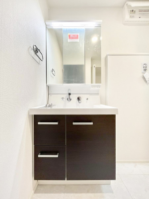 ʑEʏ@`Dressing Room`@\ȑ傫̐ʑ͎[鎖ȂAgȂ݃`FbN⎕ȂǁA̍QԂłzeCNȃXy[Xŗ]TƂƂĒ܂B