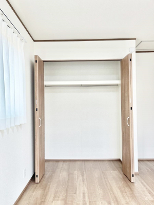 [@a`Closet`@ǖʃN[[bg΃^XuKvȂAôȂXbLԂێł܂BꂽXy[XLɊpłBߗނ̕iȂǂՂ[o܂ˁ
