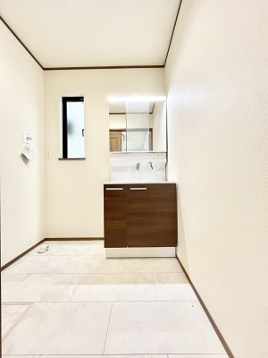 ʑEʏ@a`Dressing Room`@ÂȂ肪Ȑʏƍ̌ƊC\Ȃ̂ŋC悭g܂BOʋ^Cv̐ʑ͋[ŎU炩肪ȐʏXbL